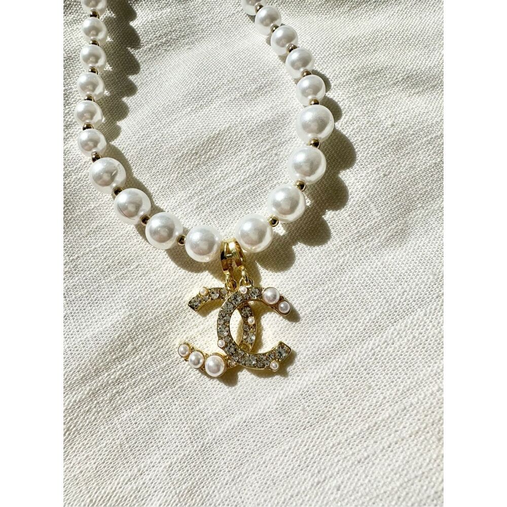 Gold color and faux pearl charm necklace - Picture 4 of 6